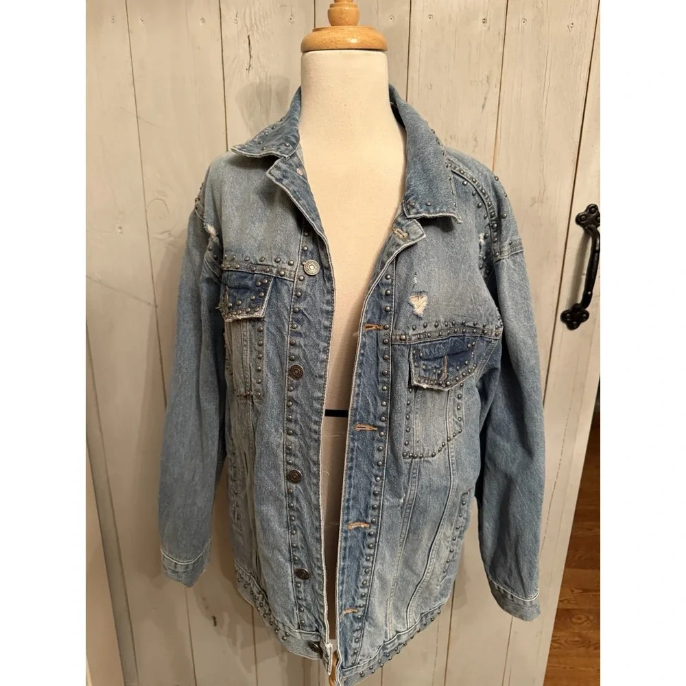 Free People Studded Denim Trucker Jacket Oversized Light Blue Destroyed Lg 148$ - Picture 8 of 14
